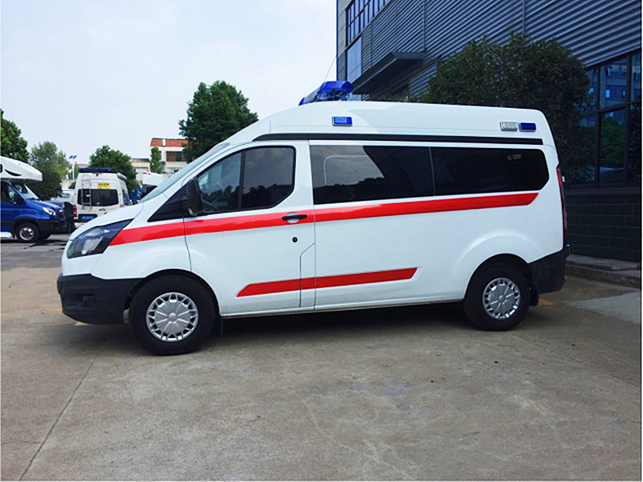 福特全順V362短軸中頂柴油版救護(hù)車(chē)